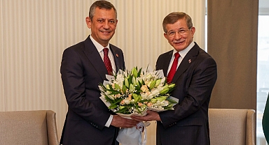 Özgür Özel, Ahmet Davutoğlu’nu ziyaret etti