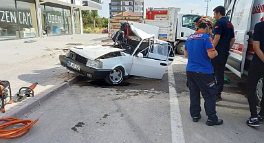 Otomobil park halindeki kamyonete çarptı: 2 ölü