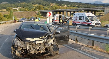 Sinop'ta bariyere çarpan otomobildeki 5 kişi yaralandı