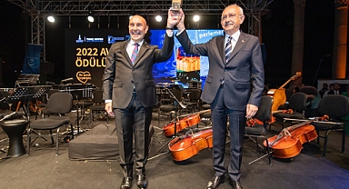 Tunç Soyer: “Ödülü 4,5 milyon İzmirli adına alıyorum”