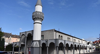 Almanya’da farklı şehirlerdeki üç camiye çirkin saldırı!
