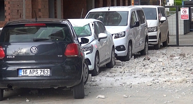 14 katlı inşaatın duvarı 3 otomobilin üzerine yıkıldı