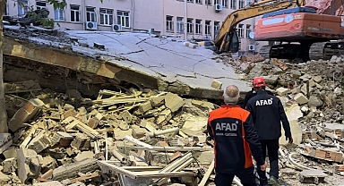 Adıyaman'da ağır hasarlı bina kendiliğinden yıkıldı
