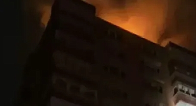 Apartmana yıldırım düştü, çatı yandı!