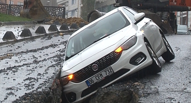 Arnavutköy'de otomobil çukura düştü