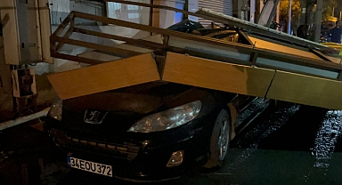 Ataşehir'de şiddetli rüzgarın etkisiyle fabrikanın dış cephesi otomobilin üzerine düştü