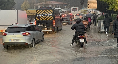 Ataşehir'de yol göle döndü: Taksi mahsur kaldı
