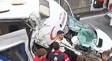 Avcılar'da ambulans kazaya karıştı