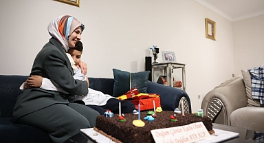 Bakan Göktaş şehit Yüzbaşı Kocaman'ın oğluna doğum günü sürprizi yaptı
