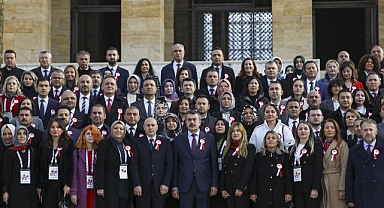 Bakan Tekin 81 ilden gelen öğretmenlerle Anıtkabir'e gitti