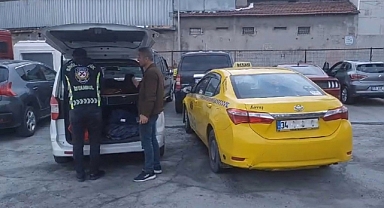 Bakırköy'de turistleri almak için Türk yolcuları indiren taksici yakalandı