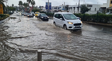 Bodrum’da sağanak yağmur; cadde ve sokaklar nehre döndü