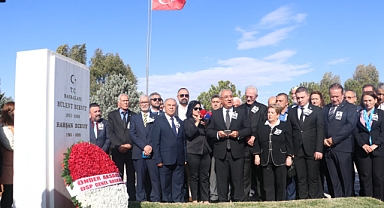Bülent Ecevit, 17'nci ölüm yıl dönümünde mezarı başında anıldı