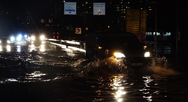 Bursa'da sağanak; cadde ve sokaklar suyla doldu