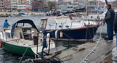 Çanakkale'de kuvvetli lodos limandaki 2 tekneyi batırdı