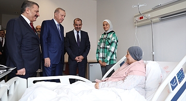 Cumhurbaşkanı Erdoğan, Gazze'den getirilen hastalarla yakından ilgilendi