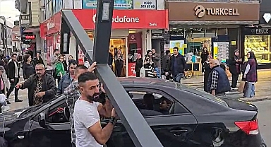 Düzce'de aydınlatma direği seyir halindeki otomobilin üzerine devrildi