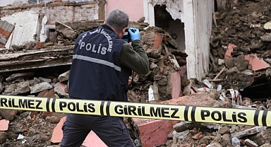 Edirne'de metruk müstakil bina çöktü: Enkaz altında kalan 2 kişi yaralandı