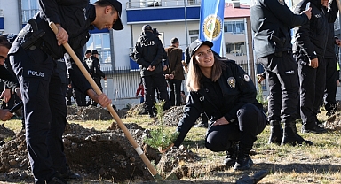 Erzurum'da polisler minik öğrencilerle 550 fidan dikti