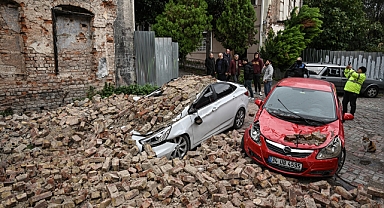 Fatih'te metruk binanın çökmesi sonucu 2 otomobilde hasar oluştu