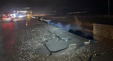 Giresun'da, dalgalar kara yolunun çömesine neden oldu