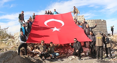 Gönül Köprüsü Projesi kapsamında Gabar Dağı'nda zirve yapıp Türk bayrağı açtılar