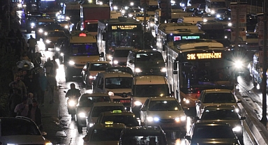 Haftanın son iş gününde trafik kilitlendi