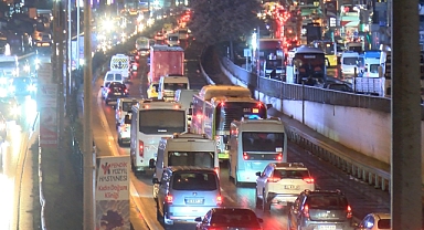 İstanbul'da akşam saatlerinde trafik yoğunluğu yüzde 87'ye ulaştı