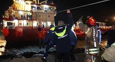 İstanbul'da karaya oturan geminin mürettebatı kurtarıldı