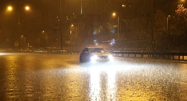 İstanbul'da sağanak yağış etkili oluyor