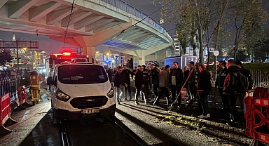 İstanbul'da tramvay yoluna giren araç seferlerin aksamasına neden oldu