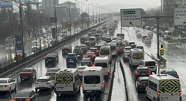 İstanbul'da yağmur yağdı, trafik yoğunluğu yüzde 80'e ulaştı
