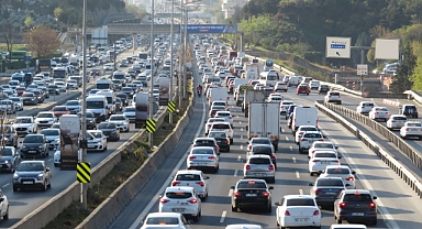 İstanbul haftanın ilk iş gününe yoğun trafik ile başladı