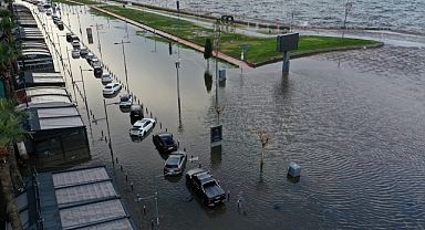 İzmir'de deniz taştı, sokaklar su altında kaldı