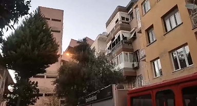 İzmir'de okul binası, yıkımı sırasında bir apartmanın üzerine doğru yan yattı