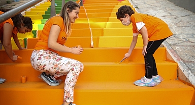 İzmir'in sembolik Kırkmerdivenleri löseminin rengi turuncuya boyandı