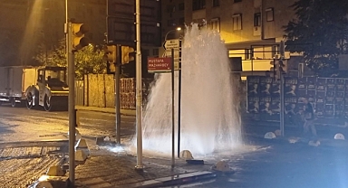 Kadıköy sular altında kaldı: Sular saatlerce yollara aktı