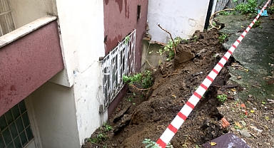 Kağıthane'de istinat duvarı çöktü