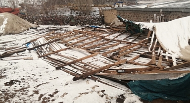 Kars'ta şiddetli fırtına nedeniyle çok sayıda evin çatısı uçtu