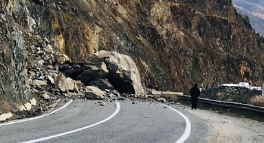 Kayaların düştüğü karayolu ulaşıma kapandı