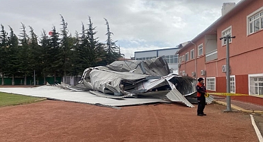 Kırşehir'de kuvvetli rüzgar nedeniyle kopan çatı stadın atletizm pistine düştü