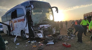 Konya'da yolcu otobüsü traktöre çarptı: 8 kişi yaralandı