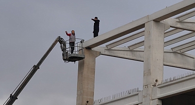 Kovulduğu inşaatta intihar etmeye kalkınca, tazminatı vinçle ulaştırıldı
