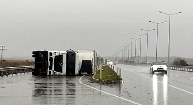 Kuvvetli rüzgar, TIR'ı devirdi