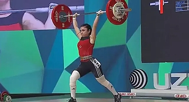 Milli halterci Cansu Bektaş, gençlerde dünyanın 1 numarası oldu!