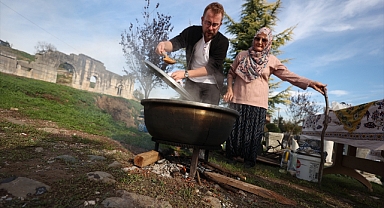 Ömür Akkor, Antik Kenti'nde Konuralp pilavı pişirdi
