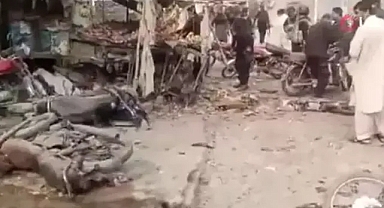 Pakistan'da 2 ayrı bombalı saldırı