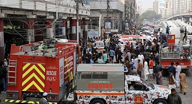 Pakistan'da bir alışveriş merkezinde yangın çıktı: 11 kişi feci şekilde öldü