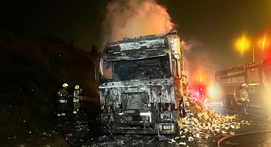 Sancaktepe'de peçete yüklü TIR yandı