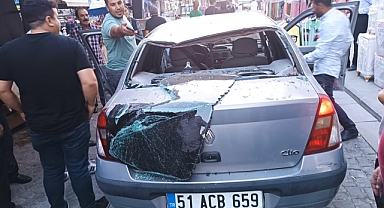 Seyir halindeki otomobilin üstüne damdan keçi düştü